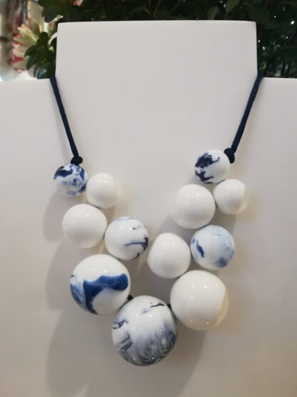 collana bolas sfere marmorizzate bianche e blu peccati veniali